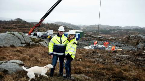 Det blåser friskt når vindinvestor Siri Kalvig besøker Egersund Vindpark i Egersund, her med driftsleder Torfinn Tuen fra Norsk vindenergi.
