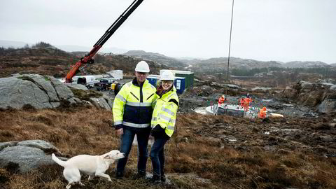 Det blåser friskt når vindinvestor Siri Kalvig besøker Egersund Vindpark i Egersund, her med driftsleder Torfinn Tuen fra Norsk vindenergi.