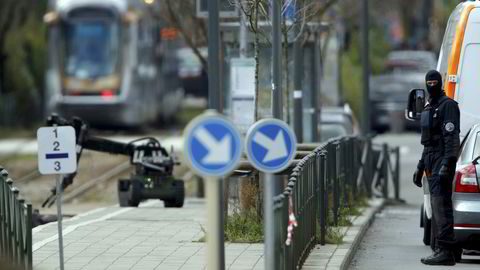 Bildet er fra en politiaksjon i Shaerbeek i Brussel tidligere denne uka. FOTO: Christian Hartmann / Reuters / NTB scanpix