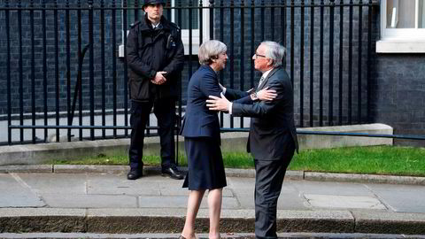 Statsminister Theresa May og Europakommisjonens president Jean-Claude Juncker møttes 26. april i London. Ifølge lekkasjer kan EØS være en midlertidig løsning for de to partene i brexit-forhandlingene.