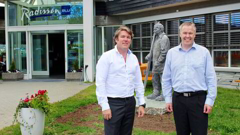 Bjørnar (til venstre) og Atle Hovi, med statuen av faren og gründeren Steinar Hovi i bakgrunnen, gir opp å selge alpinkonsernet på Beitostølen.