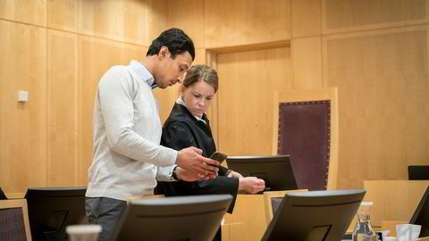 Aksjemegler Modesser Chaudhri (til venstre) har saksøkt Forum Securities for usaklig oppsigelse, og beskylder meglerhuset for alvorlige lovbrudd. Selv ble han politianmeldt for tyveri av forretningshemmeligheter. Her er han sammen med sin advokat Ida Solberg Henning da saken ble behandlet i Oslo tingrett denne uken.