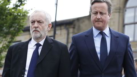 Labour-leder Jeremy Corbin og Storbritannias statsminister David Cameron under fredagens minnemarkering. Foto: Phil Noble / REUTERS / NTB SCANPIX