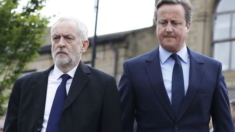 Labour-leder Jeremy Corbin og Storbritannias statsminister David Cameron under fredagens minnemarkering. Foto: Phil Noble / REUTERS / NTB SCANPIX