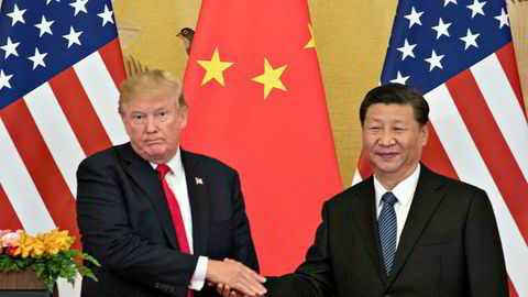 USAs president, Donald Trump, og Kinas president, Xi Jinping, håndhilser anstrengt da de møttes i november i Beijing i november i fjor.