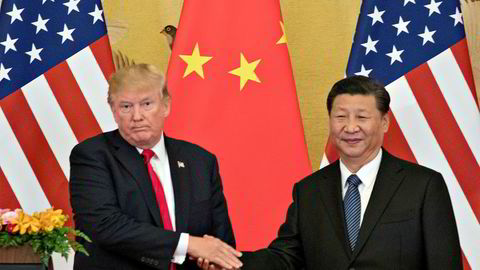 USAs president, Donald Trump, og Kinas president, Xi Jinping, håndhilser anstrengt da de møttes i november i Beijing i november i fjor.
