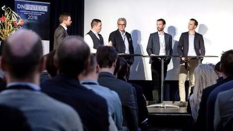 Mobilbetalingskrigen debatteres av fra venstre Mobilepay-sjef Knut Anders Wangen, produktdirektør Baard Slaattelid i Mcash, Retail Payment-sjef Hans Petter Hoel, BankAxept-direktør André Magnus Hansen og DNBs informasjonsdirektør Even Westerveld. 
                  Foto: Tor Lie