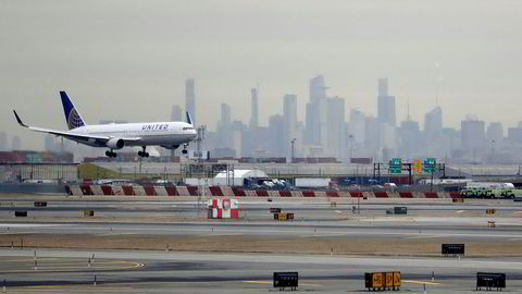 Et United Airlines fly lander på Newark Liberty International Airport i New Jersey, utenfor New York.