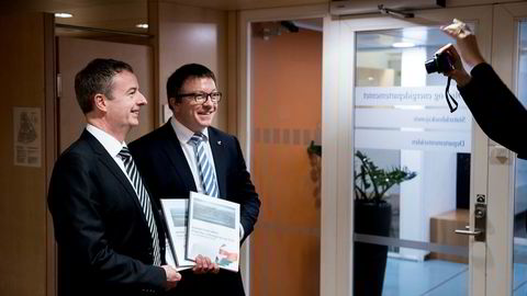 Olje- og energiminister Terje Søviknes (til venstre) og Aker BP-sjef Karl Johnny Hersvik ble iherdig fotografert da Aker BP leverte tre utbyggingsplaner på til sammen 15,5 milliarder kroner i departementet fredag.