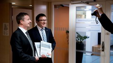 Olje- og energiminister Terje Søviknes (til venstre) og Aker BP-sjef Karl Johnny Hersvik ble iherdig fotografert da Aker BP leverte tre utbyggingsplaner på til sammen 15,5 milliarder kroner i departementet fredag.