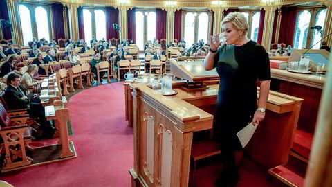 Finansminister Siv Jensen må svare Stortinget om hytteleieavtalen med Johan H. Andresen.