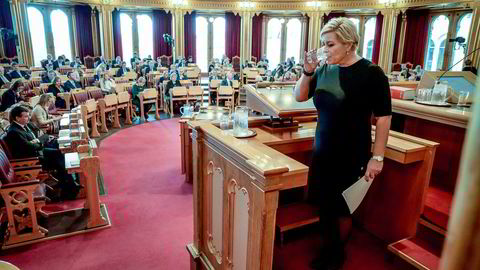 Finansminister Siv Jensen må svare Stortinget om hytteleieavtalen med Johan H. Andresen.