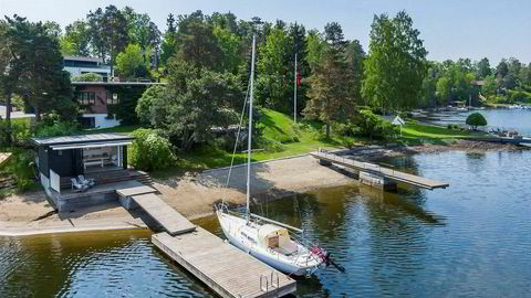 Denne boligen på Snarøya i Bærum med strandlinje med strandhus og to brygger er nå til salgs med en prisantydning på 85 millioner kroner.