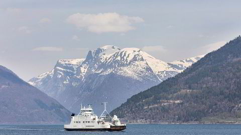 Fjord1 har mistet flere store avtaler med staten det siste året, og aksjekursen har falt kraftig siden toppen for ett år siden. Her fra strekningen mellom Dragsvik, Hella og Vangsnes i Sogn og Fjordane, som selskapet også har mistet. Foto: Gunnar Blöndal