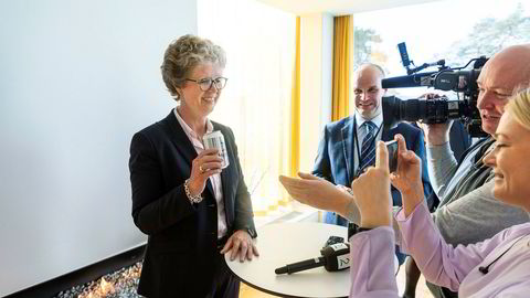 Hilde Merete Aasheim ble presentert som Hydros nye konsernsjef mandag.Her blir hun fotografert av TV2 under pressekonferansen. I bakgrunnen står informasjonsdirektør Halvor Molland.