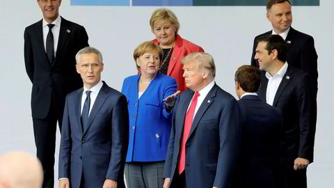 Generalsekretær i NATO Jens Stoltenberg og USAs president Donald Trump i første rekke under Nato-toppmøtet.
