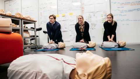 Laerdal Medical er et familieeid helsekonsern som er mest kjent for opplæringsdukken Anne. Alle de tre barna i familien jobber i bedriften. Her utfører (fra venstre) Jon Lærdal, Hanne Lærdal og Ingrid Lærdal hjertekompresjoner i henhold til opplæringsprogrammet.