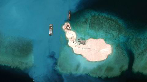 Med Kina i spissen har flere stater begynt å bygge hele øyer ut av undervannsskjær, som her på Mischief Reef vest for Filippinene, i Sør- Kinahavet. Nå går man et skritt lengre og plasserer militære flyplasser eller rakettbatterier på øyene. Foto: CSIS/AMTI/DigitalGlobe/