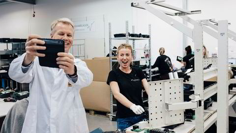 Zaptec-sjef Anders Thingbø er på besøk hos leverandør Westcontrol og tar en selfie sammen med Klaudia Wodka fra Polen. Hun har jobbet med å montere elbil-ladere siden hun begynte i april.