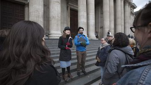 Annerledes sightseeing. Madame Tussauds og Buckingham Palace er ikke på ruten til guidene Susan Steed (35) og Paul Gilbert (29) i Occupy London Tours. Deres vandretur handler om finanskrisen, slavehandel, skatteparadis og pengepolitikk