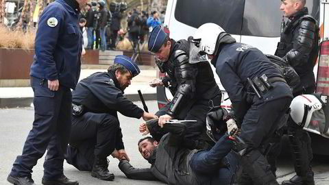 Belgisk politi pågriper en demonstrant utenfor EU-kvartalet i Brussel.