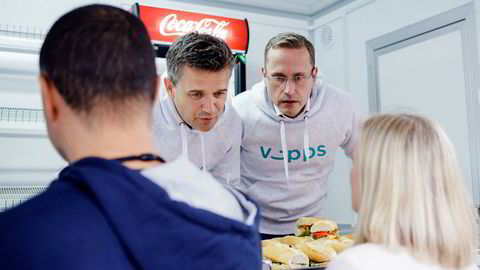 Vipps utfordres nå av både Apple og Google, som ventet. Fra venstre er Rune Garborg, konserndirektør for Vipps og Snorre Storset i Nordea.