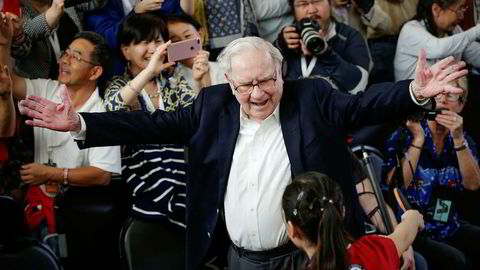 Still going strong. Berkshire Hathaway-toppsjef Warren Buffett (87) har ennå ikke trappet ned. Her gjør han seg klar til å klemme bordtennisspiller Ariel Hsing under generalforsamlingen i Berskhire Hathaway i mai i fjor.