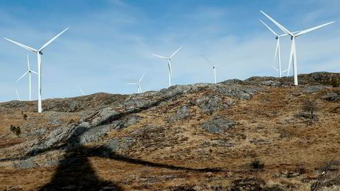 Noen av vindturbinene i Midtfjellet vindpark i Fitjar kommune. På Sørmarkfjellet i Flatanger og Osen kommuner i Trøndelag skal det også bygges vindpark.