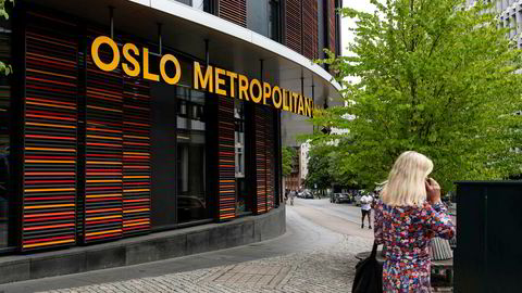 De nye skiltene utenfor Oslomet på Bislett har skapt sterke reaksjoner blant de ansatte.