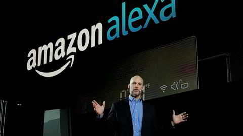 Mike George, sjef for Alexa i Amazon, snakker om smarte hvitevarer under CES-messen i Las Vegas i år.