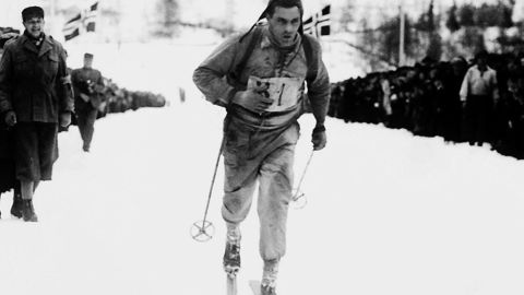 Vant. Arne Rustadstuen vant Birkebeinerrennet i 1934, et år med «duskregn, slaps og drittføre». Foto: Fra boken «Birken – historien om det seige slitet», Gyldendal