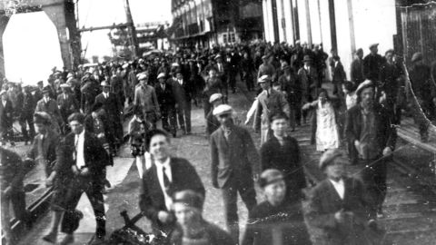 «Menstad-slaget» ved Norsk Hydros eksporthavn Menstad ved Skien 8. juni 1931 blir aldri glemt i norsk arbeiderhistorie. Det startet med demonstrasjonstoget til Menstad. Foto:
