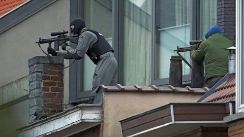 Belgisk politi posisjonerte seg tirsdag på et hustak i bydelen Forest. Foto: Reuters / NTB scanpix