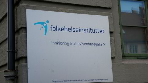Folkehelseinstituttet i Oslo har kuttet antall ansatte, men fått vesentlig flere ledere.