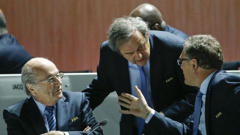 UEFA-president Michel Platini (midten) snakker med FIFA-president Sepp Blatter (t.v.) og Jerome Valcke, Generalsekretær i FIFA, ved den 65. FIFA-kongressen i Zürich, 29. mai, 2015. Foto: NTB Scanpix/REUTERS/Ruben Sprich