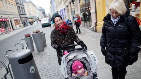 – Jeg betaler lisensen med glede, og det er helt greit at flere kan være med å bidra med mer penger, sier Elin Asbøll (62), her med datteren Cicilie (33) og barnebarnet Olava (1). Foto: