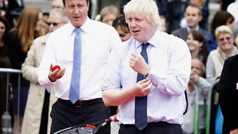 TENNISKAMP TIL 1,6 MILL. På det konservative partiets sommergalla auksjonerte britenes statsminister David Cameron (til venstre) og Londons borgermester Boris Johnson bort en tenniskamp for 1,6 millioner kroner. Her under en tenniskamp i 2011. Foto: Sean Dempsey, Pa Photos/NTB Scanpix
