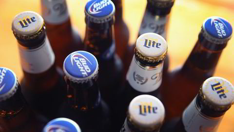 AB Inbev, som blant annet produserer Budweiser, er verdens største ølprodusent med en andel på nær 21 prosent av verdensmarkedet. SAB Miller, som blant annet produserer Miller Light, har på sin side i underkant av ti prosent av verdens ølmarked.