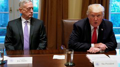 Donald Trump sier Iran ikke har levd opp til atomavtalens ånd. Her er presidenten sammen med forsvarsminister Jim Mattis (til venstre).