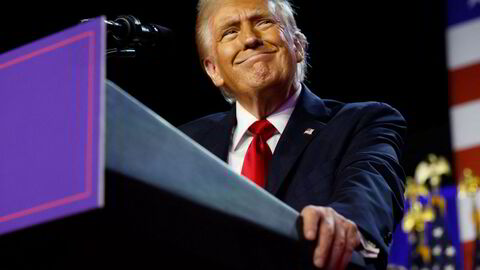 Donald Trump gliser etter at det er klart at han har vunnet valget og blir amerikansk president på ny. En anonym, fransk trader som veddet 30 millioner dollar på utfallet, gliser også.