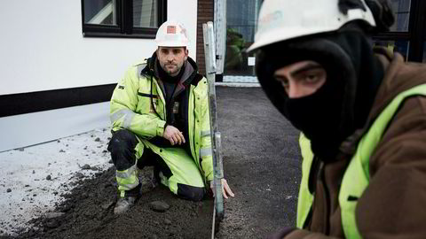 Det kommer færre polske arbeidere til Norge, noe som gir byggefirmaene vansker med rekrutteringen. Men Pavel Ossowski (til venstre) blir. Nå arbeider han med et uteanlegg ved en byggeplass på Økern i Oslo.