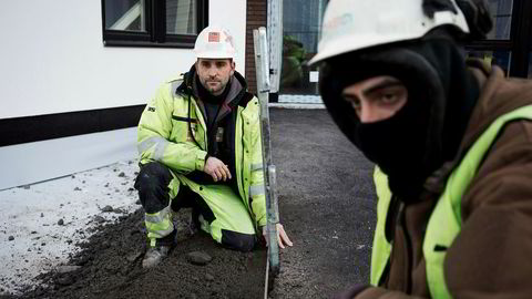 Det kommer færre polske arbeidere til Norge, noe som gir byggefirmaene vansker med rekrutteringen. Men Pavel Ossowski (til venstre) blir. Nå arbeider han med et uteanlegg ved en byggeplass på Økern i Oslo.