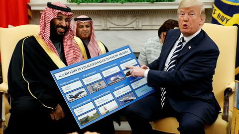 President Donald Trump skryter av amerikansk våpensalg til Saudi-Arabia og kronprins Mohammed bin Salman under et møte i Det hvite hus ifjor.