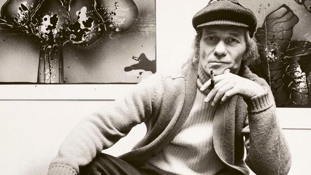 En aprilnatt i 1976 stupte kunstneren Tor Hoff ut fra åttende etasje i ...