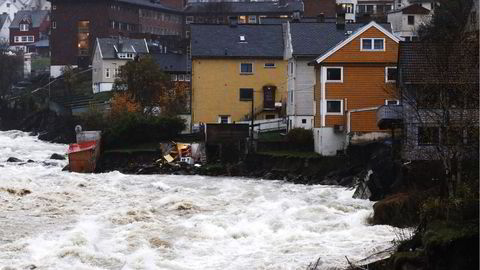 Flom elva Opo i Odda etter store nedbørsmengeder på Vestlandet de siste dagene. Flere bygninger er skadd. Foto: Jan Kåre Ness /
