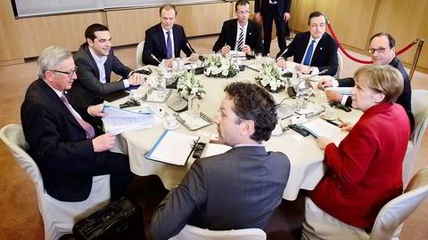 F.v. EU-kommisjonens president Jean-Claude Juncker, Hellas' statsmininster Alexis Tsipras, Europarådets president Donald Tusk, Generalsekretær Europarådet Uwe Corsepius, sentralbanksjef Mario Draghi, Frankrikes president  Francois Hollande, Tysklands forbundskansler Angela Merkel og Eurogruppens leder/Nederlands finansminister Jeroen Dijsselbloe. Her fra et toppmøte i mars, 2015. Foto: AFP PHOTO/EMMANUEL DUNAND