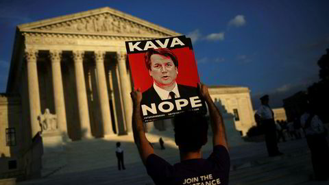 FBI-rapporten om Brett Kavanaugh vil trolig bli overlevert til Senatet i løpet av torsdagen. På bildet demonstrerer en person utenfor høyesterett mot nominasjonen av  Kavanaugh.