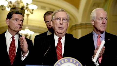 Republikanernes leder i Senatet, Mitch McConnell (foran) sammen med republikanske partifeller tidligere denne måneden. Foto: REUTERS/Yuri Gripas/NTB Scanpix