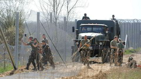 Arkivfoto fra april i fjor viser ungarske soldater i ferd med å sette opp et gjerde langs grensen mot Serbia. Nå er et nytt grensegjerde i ferd med å bygges.