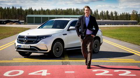 Mercedes nye toppsjef, Ola Källenius, på flystripen på Eggemoen der verdens motorpresse har testet den nye elbilen Mercedes EQC de siste ukene.